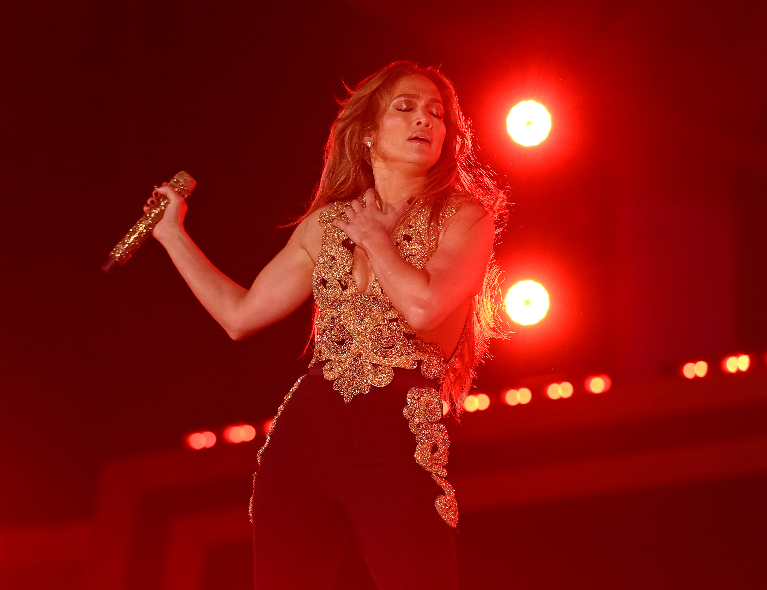 Jennifer Lopez Performs Live