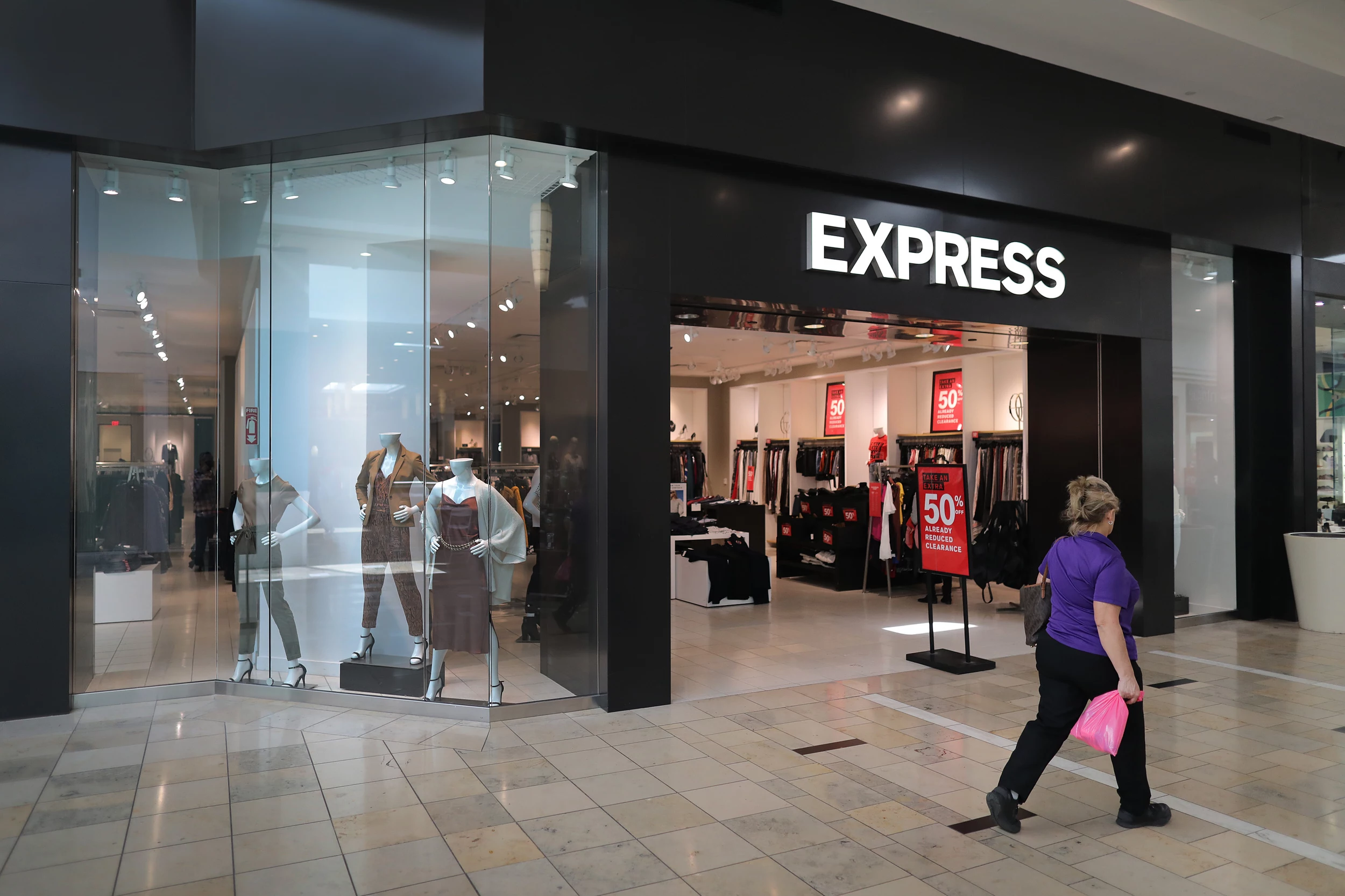 Express Clothing Chain To Close Approximately 100 Stores